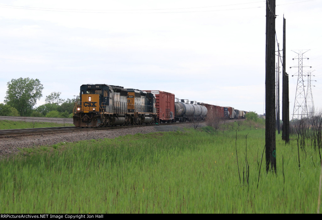 CSX 4016 & 4291 slowly pull down toward the entrance to Kirk Yard with Y310